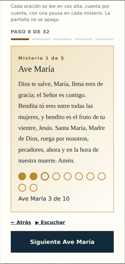 El Rosario guiado en el primer misterio gozoso: el Ave María completo, diez cuentas con dos rellenas y la tercera en curso, el contador "Ave María 3 de 10" y los controles Atrás, Escuchar y Siguiente Ave María.